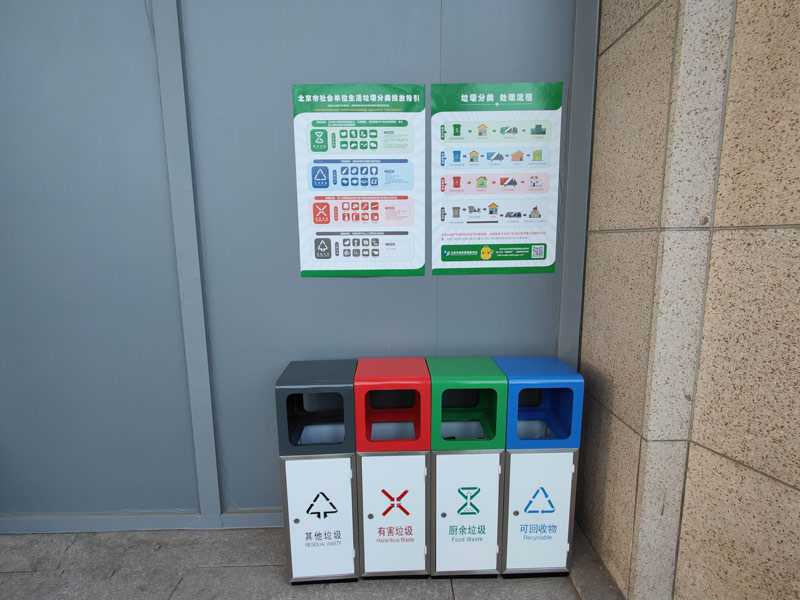 饭店内设置的分类垃圾桶.jpg
