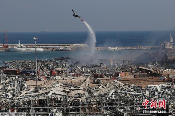 黎巴嫩首都贝鲁特港口区4日发生剧烈爆炸。图为军用直升机在爆炸现场洒水。