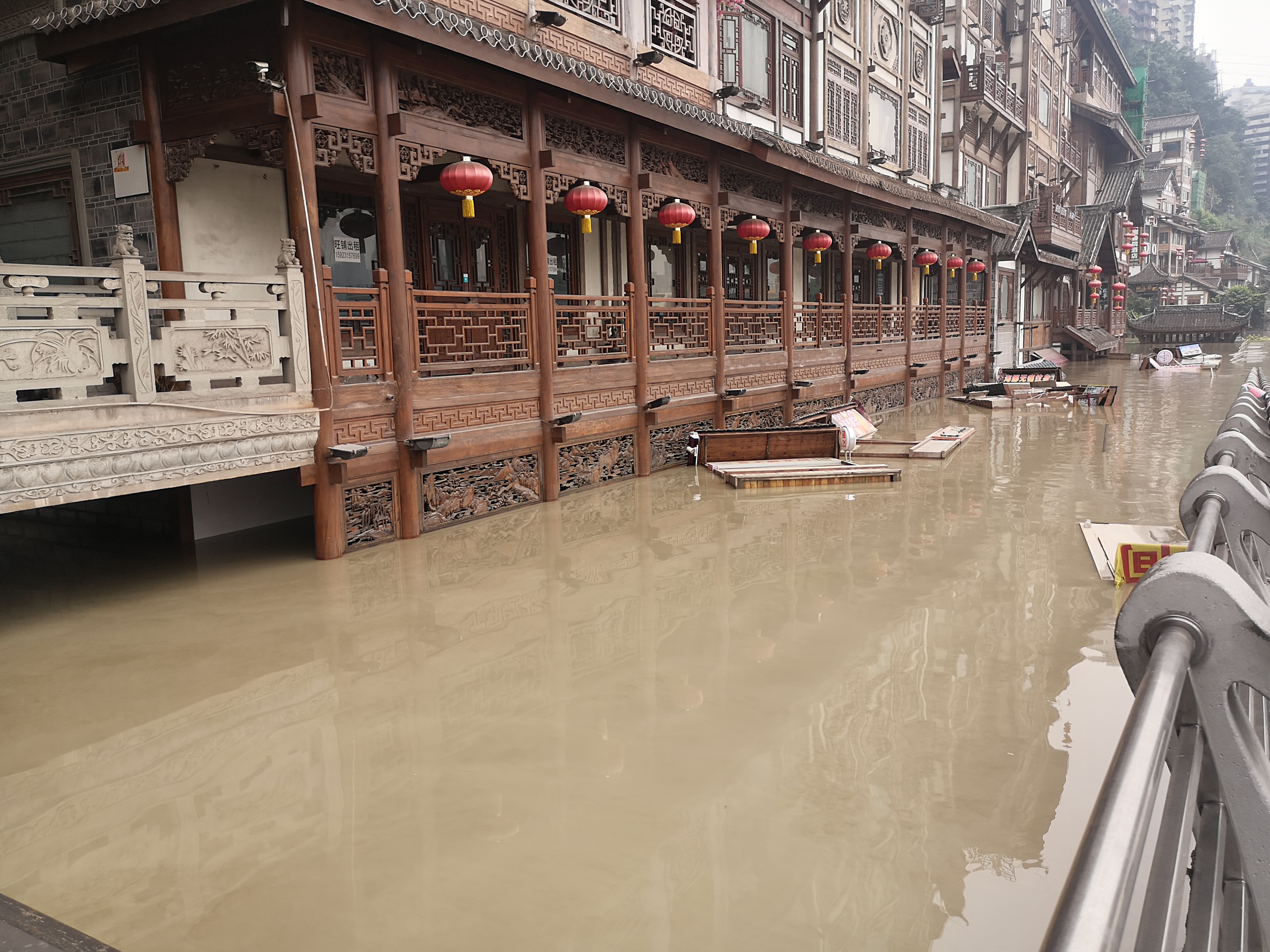 洪崖洞景区二层以下被淹没。