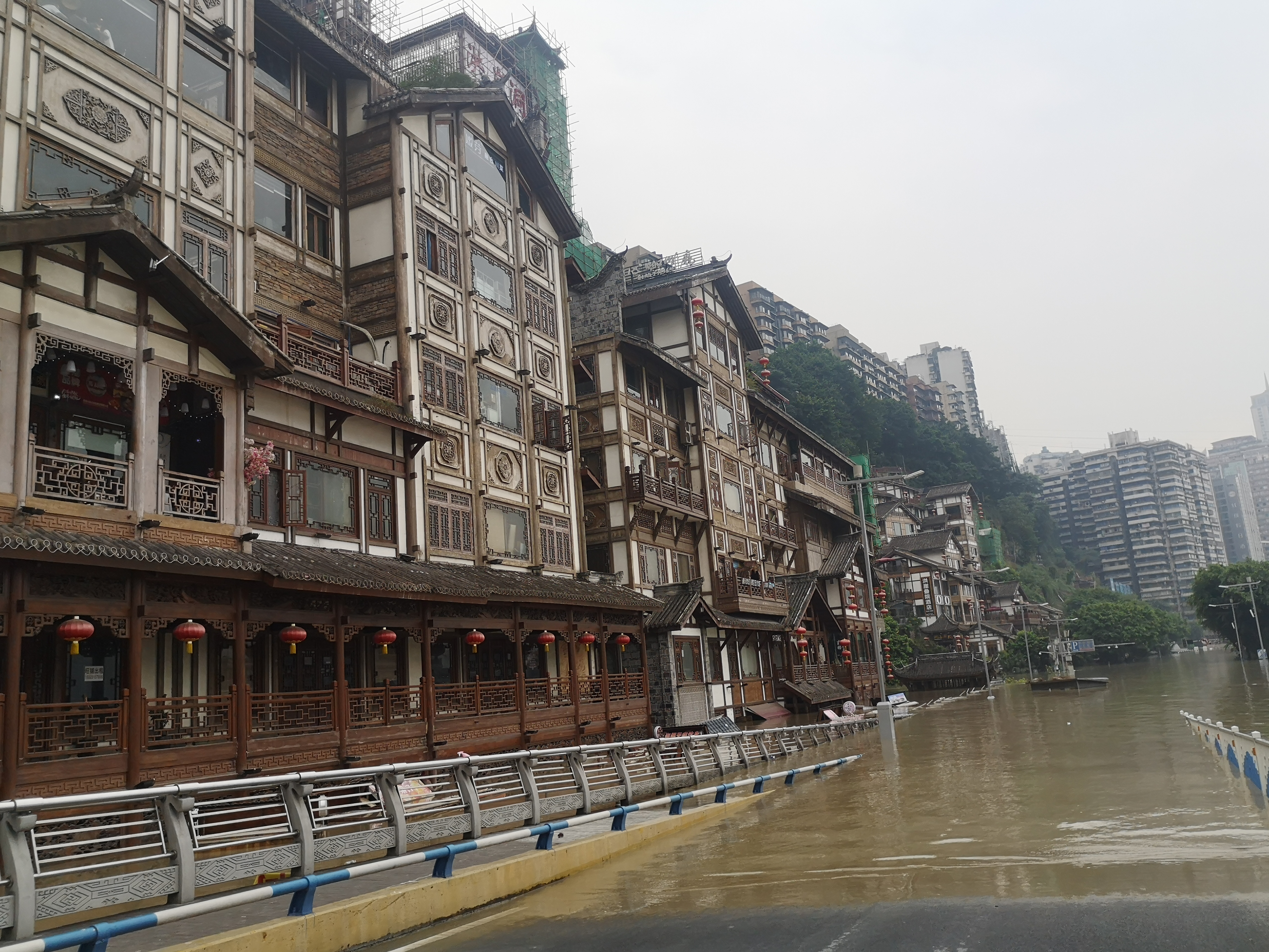 洪崖洞景区二层以下被淹没。