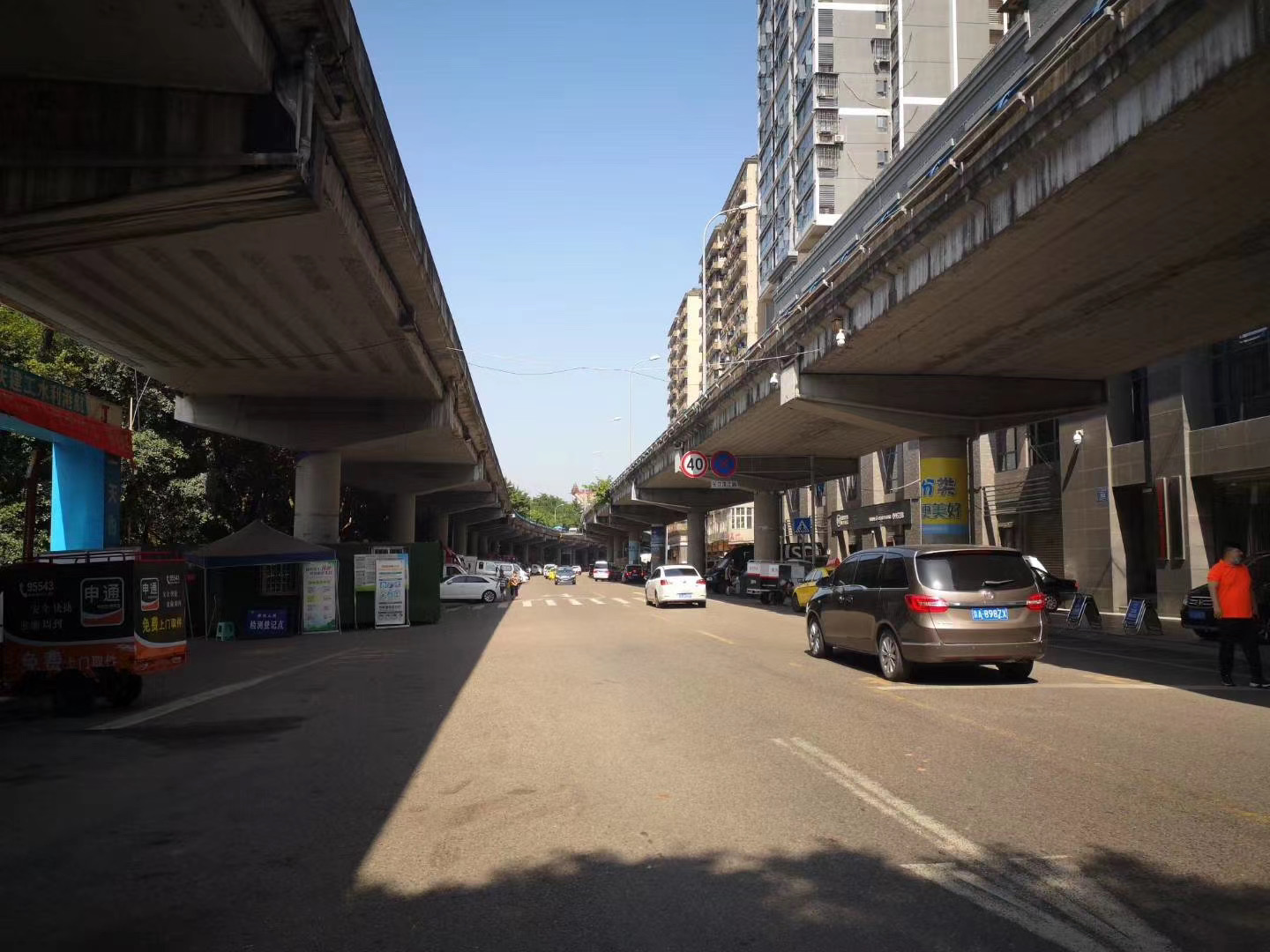 洪水前的长江滨江路。画面上方系长滨路高架桥。受访者供图