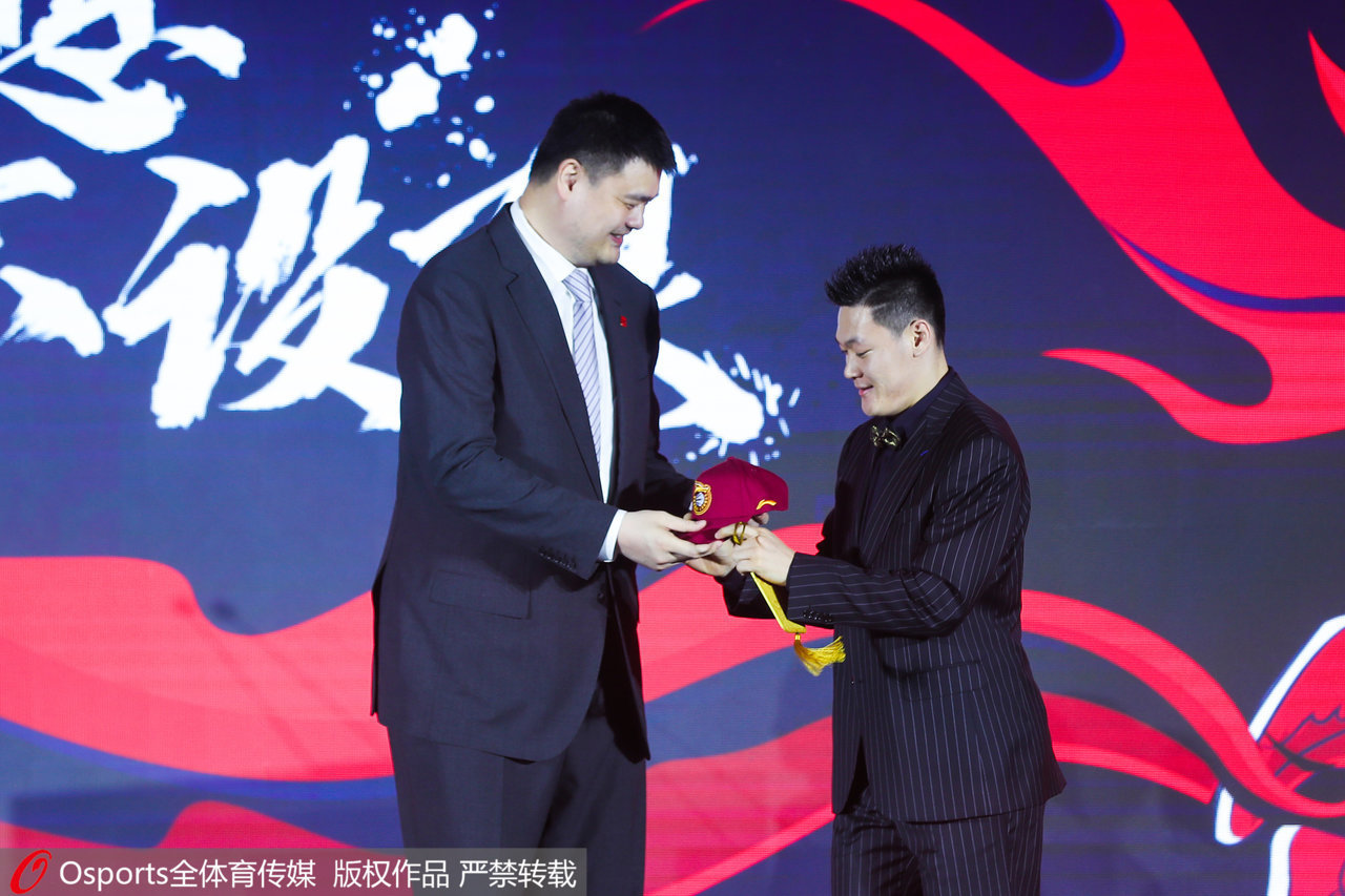 姚明将山西队的帽子递给张宁。
