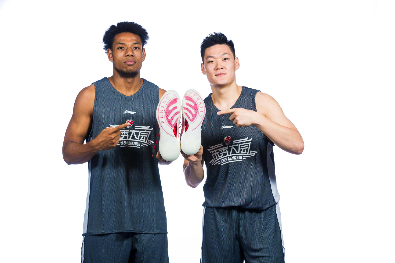 北大双子星祝铭震(左)和张宁,其中祝铭震在第二顺位被广州男篮选中。