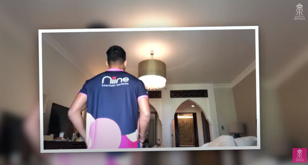 拉贾斯坦皇家队球员展示印有卫生巾品牌商标的球衣&nbsp; 拉贾斯坦皇家队社交媒体视频截图