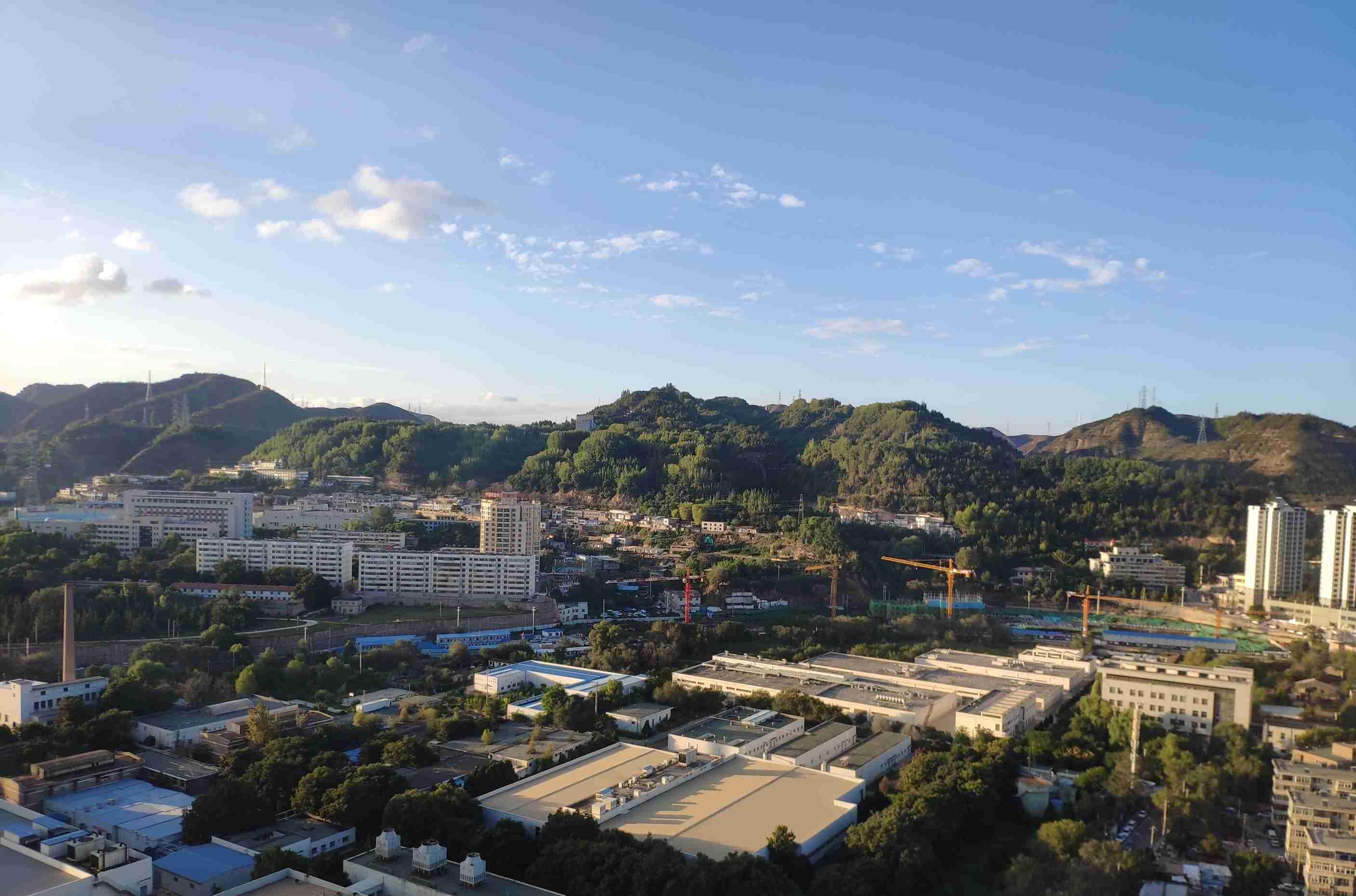 现在从李晓家里看到的兰州生物药厂。受访者供图