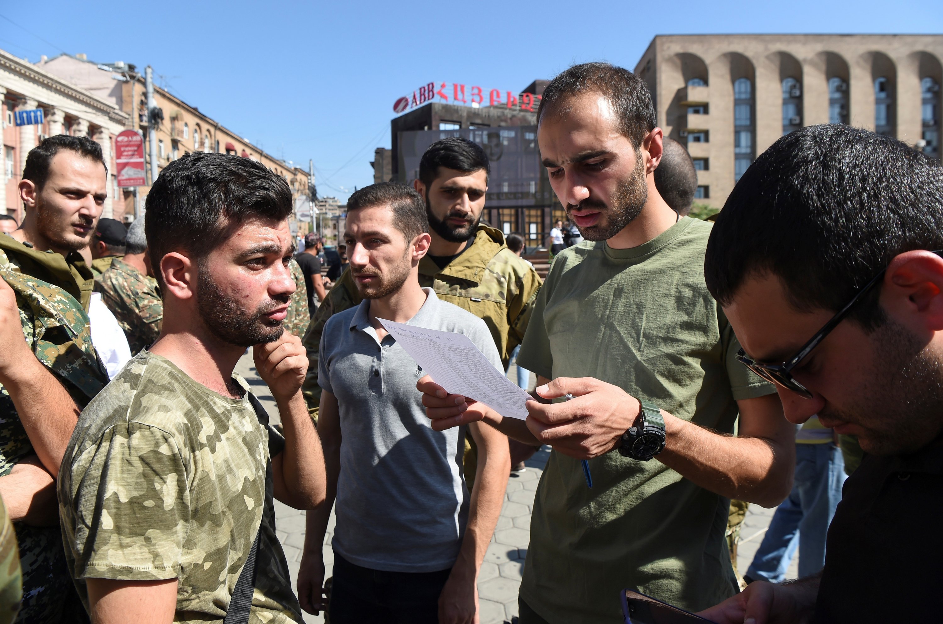 亚美尼亚实行戒严令，限制18至55岁男性出境