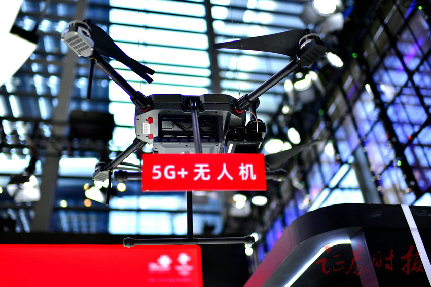 中国联通展示该公司研发的5G彩虹一号机载模块以及广东联通开发的操控平台无人机，该无人机下载数据基本不受距离影响以及传输快等特点。.jpg