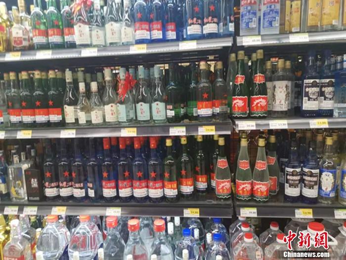 图为超市里售卖的红星二锅头。 中新网记者谢艺观 摄