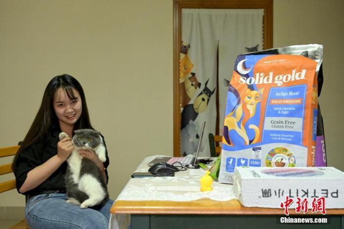 图为广西南宁的黄译锐与自家的宠物猫合影。“双十一”期间,她给自家萌宠购置了猫粮和猫砂。<a target='_blank' href='http://www.chinanews.com/'>中新社</a>记者 俞靖 摄 图为广西南宁的黄译锐与自家的宠物猫合影。“双十一”期间,她给自家萌宠购置了猫粮和猫砂。<a target='_blank' href='http://www.chinanews.com/'>中新社</a>记者 俞靖 摄