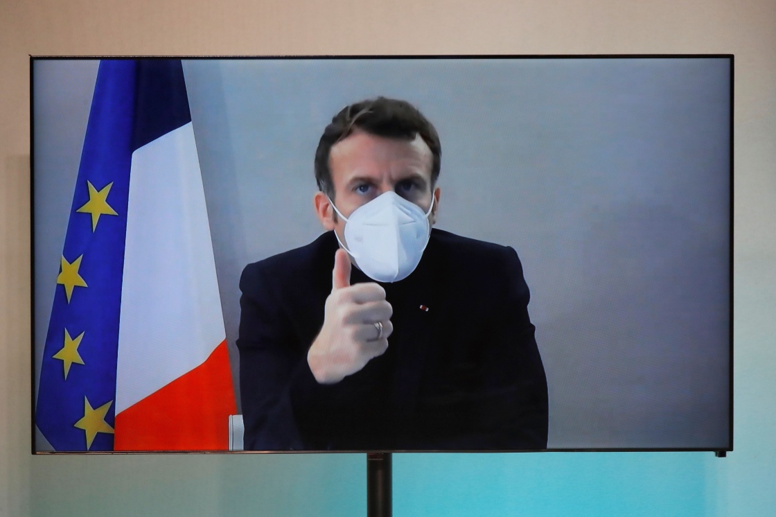 这是12月17日拍摄的法国总统马克龙参加视频会议的电视画面。新华社 图