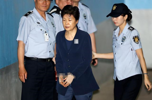 朴槿惠累计获刑22年，最晚87岁出狱