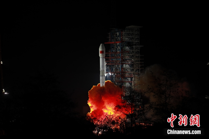  北京时间1月20日0时25分，中国在西昌卫星发射中心用长征三号乙运载火箭(以下简称长三乙火箭)，成功将天通一号03星发射升空。 郭文彬 摄
