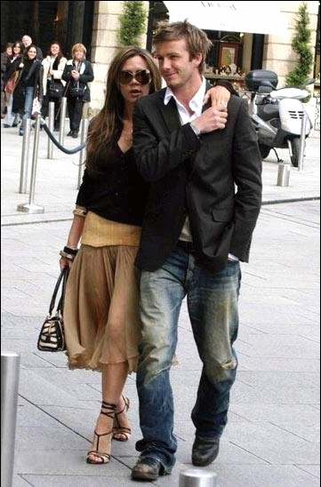 年轻时候的贝克汉姆夫妇热爱穿破洞牛仔裤