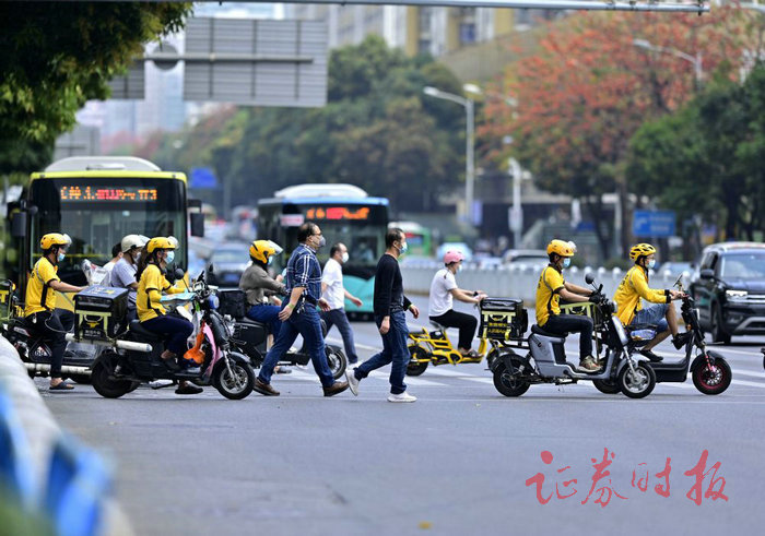 图为华强路与深南路交界口的人流场景。(证券时报记者 宋春雨 摄).jpg 图为华强路与深南路交界口的人流场景。(证券时报记者 宋春雨 摄).jpg