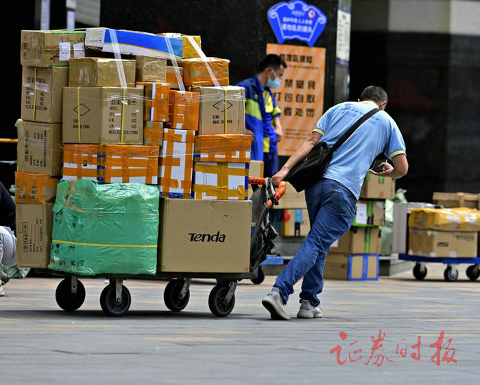 图为华强北运送电子产品的商家(证券时报记者 宋春雨 摄).jpg 图为华强北运送电子产品的商家(证券时报记者 宋春雨 摄).jpg