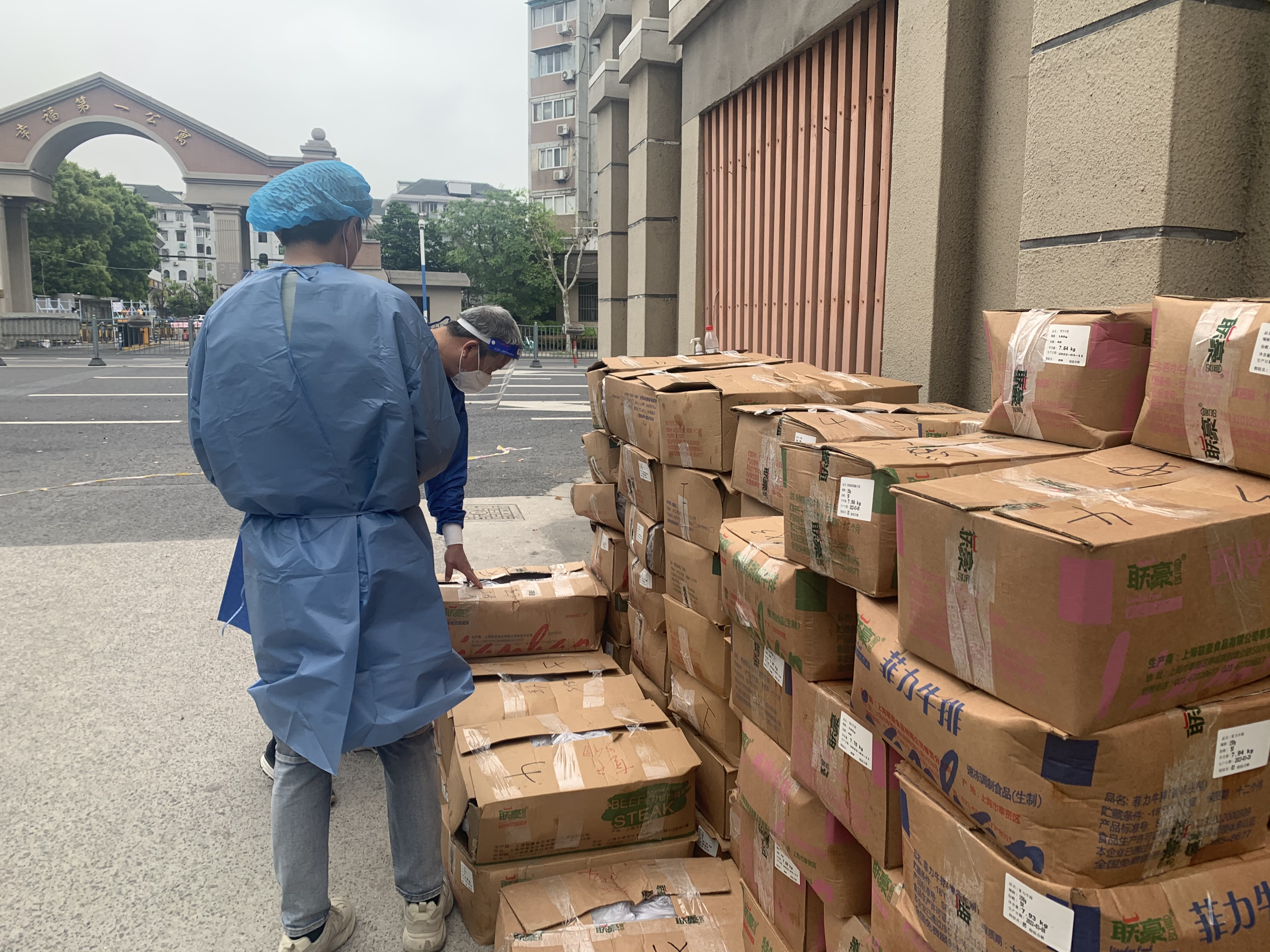 团长在清点物资，受访者提供