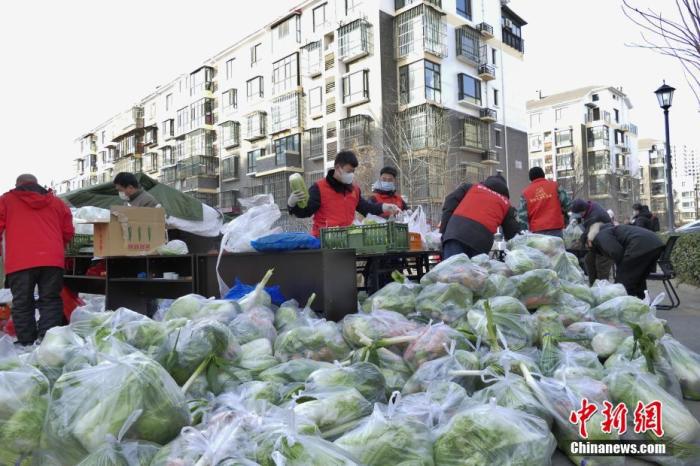 资料图：社区工作者在生活物资保障点为居民分装蔬菜。<a target='_blank' href='/'>中新社</a>记者 佟郁 摄