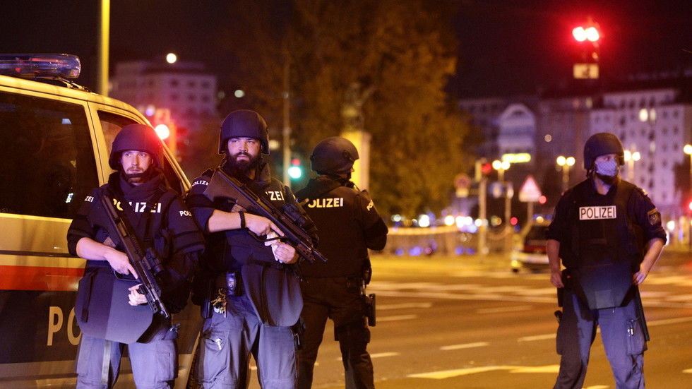 重大突发！维也纳遭恐怖袭击，有人用机关枪扫射，至少7人身亡！法国已遭两起袭击，欧洲怎么了？