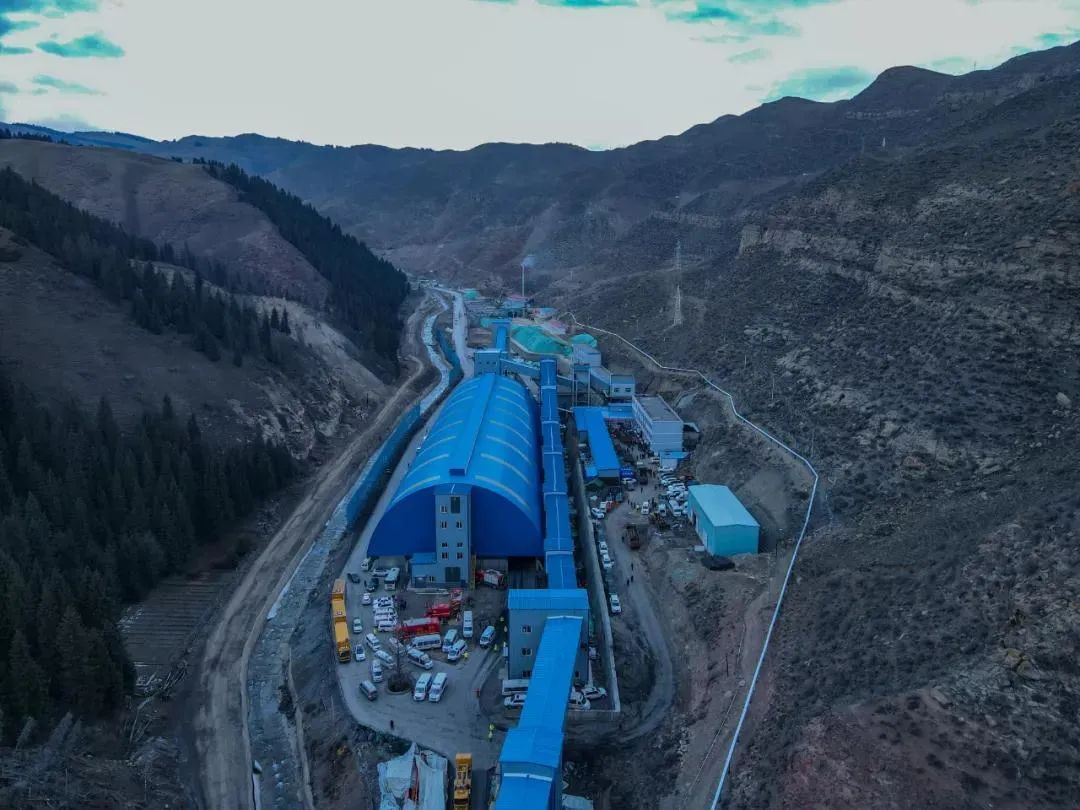 突发！新疆煤矿突发透水事故，21人被困，井下通讯、电力仍处于中断状态
